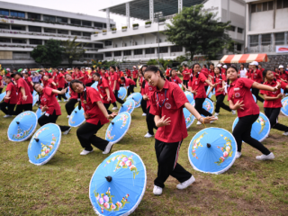 Các sinh viên tổ chức buổi tổng duyệt tại một trường học ở Bangkok vào ngày 13 tháng 11 nhằm chuẩn bị cho chuyến viếng thăm của ĐTC Phanxicô tới Thái Lan. Những người dân tộc thiểu số từ các ngôi làng miền núi xa xôi và trẻ em Phật tử sẽ nằm trong số hàng chục ngàn người xuống thủ đô Thái Lan để có cơ hội gặp gỡ ĐTC Phanxicô trong tuần này (Ảnh: Chalinee Thirasupa / AFP)