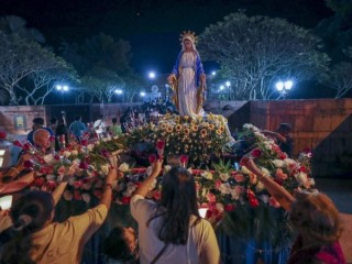 Các tín hữu Công giáo đặt hoa dưới chân tượng Đức Mẹ tại Nhà thờ Christ ở làng Songkhon, tỉnh Mukdahan ở đông bắc Thái Lan hôm thứ Sáu, ngày 18 tháng 10 năm 2019. Có khoảng 388.000 người Công giáo ở Thái Lan, chiếm 0,58% trong tổng số 69 triệu dân của đất nước (Ảnh: Sakchai Lalit / AP)