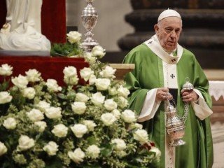 Đức Giáo Hoàng Phanxicô đến để cử hành Thánh lễ tại Nhà thờ Thánh Phêrô tại Vatican, Chủ nhật, ngày 17 tháng 11 năm 2019. (Ảnh: AP Photo / Alessandra Tarantino.)