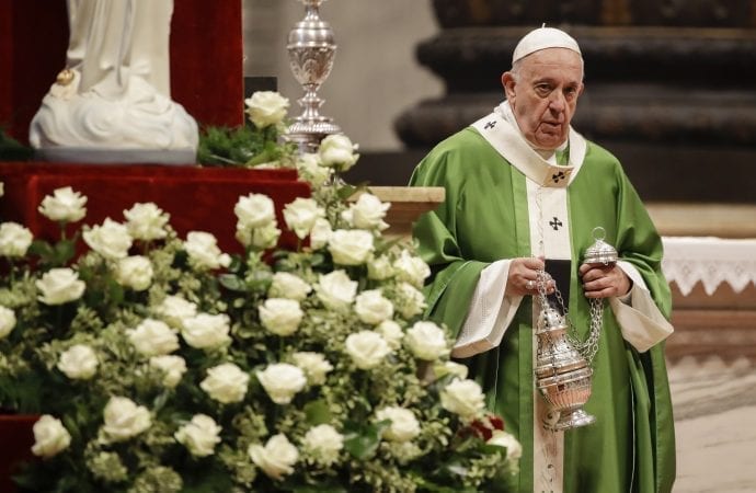 Đức Giáo Hoàng Phanxicô đến để cử hành Thánh lễ tại Nhà thờ Thánh Phêrô tại Vatican, Chủ nhật, ngày 17 tháng 11 năm 2019. (Ảnh: AP Photo / Alessandra Tarantino.)