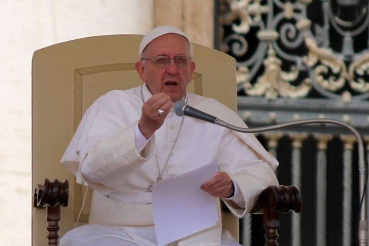 Pope_Francis_1_in_St_Peters_Square_during_the_Wednesday_general_audience_on_May_22_2015_Credit_Stephan_Driscoll_CNA_6_17_15