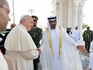 ĐTC Phanxicô được Mohammed bin Zayed Al Nahyan, Thái tử của Abu Dhabi, tiếp đón tại Các tiểu vương quốc Ả Rập thống nhất tại Dinh Tổng thống, ngày 4 tháng 2 năm 2019.