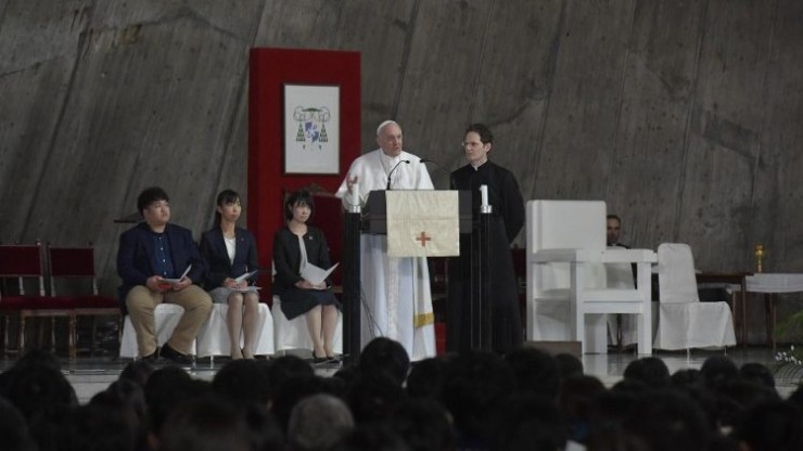 Leonardo, Masako và Miki lắng nghe Giáo hoàng Francis tại Cuộc họp với giới trẻ