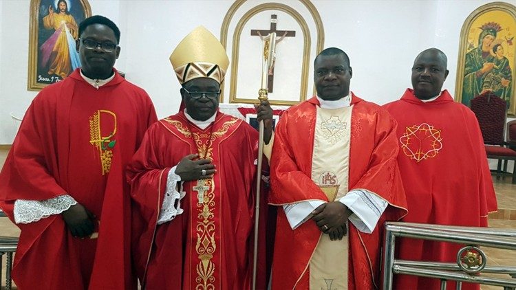 Đức Giám mục Mathew Kukah Địa phận Sokoto, Nigeria cùng với một số Linh mục