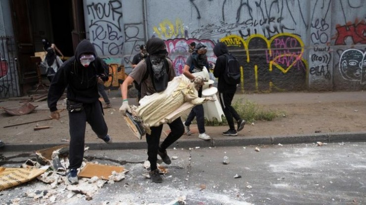 Mọi người cướp phá một nhà thờ ở Santiago, Chile (ANSA)