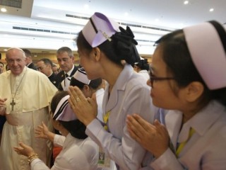 Giáo hoàng gặp nhân viên y tế tại Bệnh viện St Louis ở Bangkok (Vatican Media)
