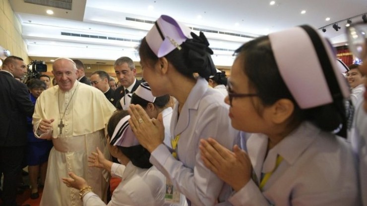 Giáo hoàng gặp nhân viên y tế tại Bệnh viện St Louis ở Bangkok (Vatican Media)