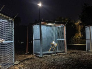 Khung cảnh Chúa giáng sinh tại Nhà thờ Giám lý Thống nhất Claremont mô tả Chúa Giêsu, Mary và Joseph là những người tị nạn trong nhà giam.