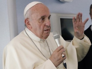 Giáo hoàng Francis phát biểu trong một cuộc họp báo trên máy bay của giáo hoàng trên chuyến bay trở về từ chuyến đi đến Thái Lan và Nhật Bản, Thứ Hai, ngày 26 tháng 11 năm 2019. (Tín dụng: Remo Casilli/ Pool Photo qua AP)