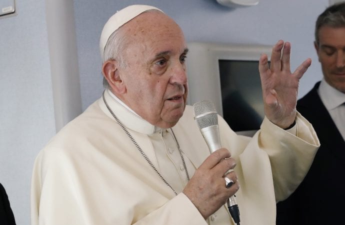 Giáo hoàng Francis phát biểu trong một cuộc họp báo trên máy bay của giáo hoàng trên chuyến bay trở về từ chuyến đi đến Thái Lan và Nhật Bản, Thứ Hai, ngày 26 tháng 11 năm 2019. (Tín dụng: Remo Casilli/ Pool Photo qua AP)