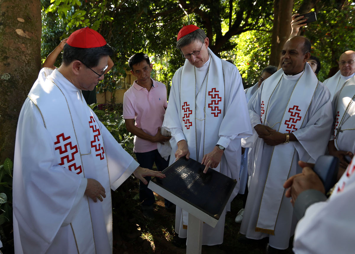 Đức Hồng Y Luis Antonio Tagle (trái), người đứng đầu Hội Thánh Truyền giáo Vatican, dẫn đầu việc khởi công tòa nhà Truyền thông Xã hội Veritas Châu Á tại Manila vào ngày 10 tháng 12, với Đức Hồng y Rainer Maria Woelki ở Cologne, Đức. (Ảnh được cung cấp bởi Radio Veritas Châu Á)