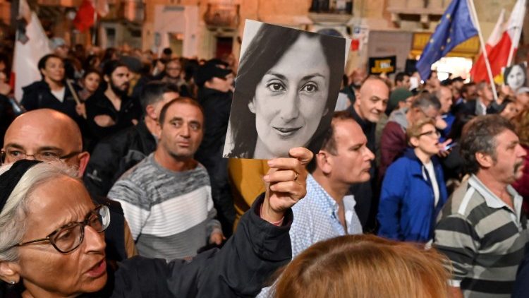 Công dân Malta giữ tấm bảng của Daphne Caruana Galizia trong một cuộc biểu tình