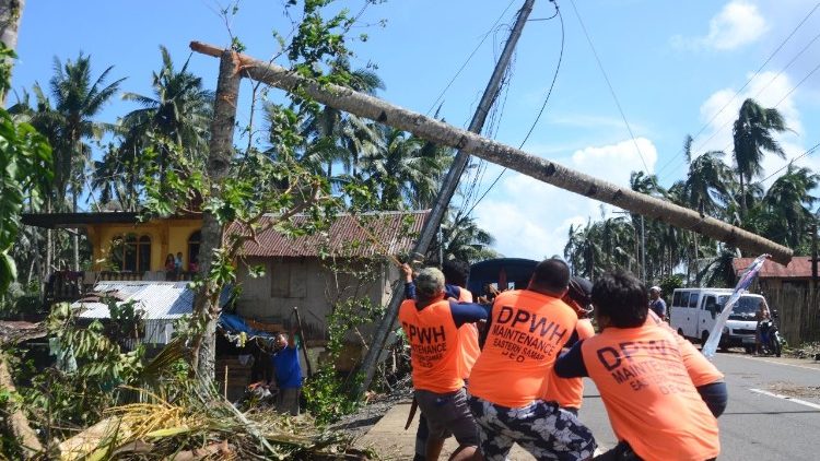 Công nhân kéo pylod điện rơi sau Typhoon Phanfone (AFP hoặc người cấp phép)