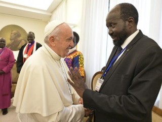 Giáo hoàng Francis bắt tay Tổng thống Nam Sudan Salva Kiir