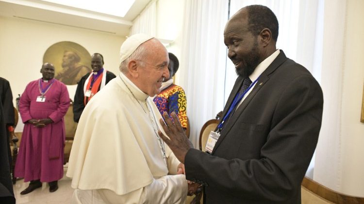 Giáo hoàng Francis bắt tay Tổng thống Nam Sudan Salva Kiir