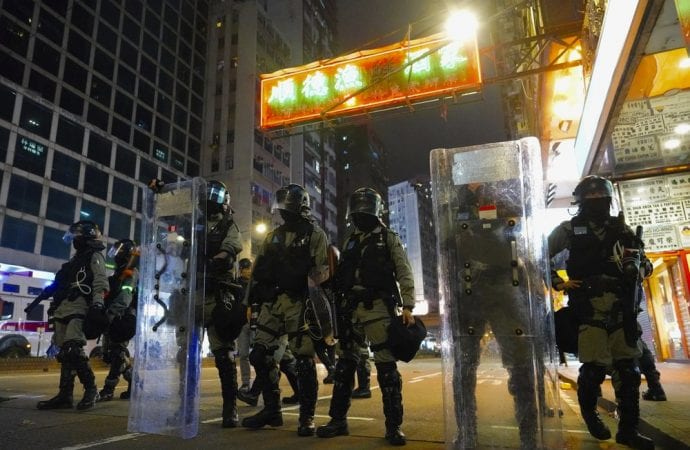 Cảnh sát tuần tra tại Hồng Kông, Thứ Tư, ngày 1 tháng 1 năm 2020. Hồng Kông đã tổ chức lễ mừng năm mới giữa những cuộc biểu tình bắt đầu vào tháng 6 và đã giáng một đòn nặng nề vào các ngành bán lẻ, du lịch và cuộc sống về đêm của thành phố. (Ảnh: Vincent Yu / AP)