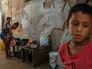 Một gia đình tị nạn từ Venezuela ở Roraima, Brazil (Bruno Mancinelle / AGIF / AFP)