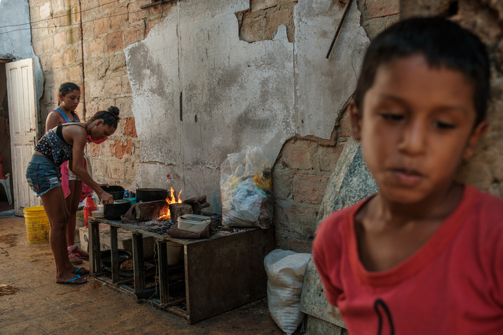 Một gia đình tị nạn từ Venezuela ở Roraima, Brazil (Bruno Mancinelle / AGIF / AFP)