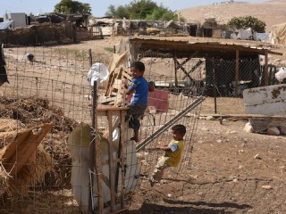 Trẻ em chơi ở làng Bedouin Khan Al Ahmar ở sa mạc Judean ở Bờ Tây, ngày 25 tháng 9 năm 2017, gần khu định cư Do Thái Kfar Adumim. (Ảnh của Debbie Hill / UPI)