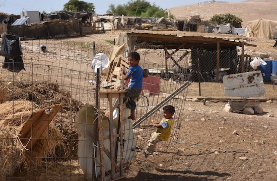 Trẻ em chơi ở làng Bedouin Khan Al Ahmar ở sa mạc Judean ở Bờ Tây, ngày 25 tháng 9 năm 2017, gần khu định cư Do Thái Kfar Adumim. (Ảnh của Debbie Hill / UPI)