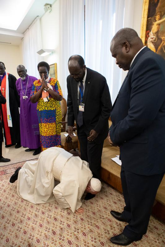 Đức Giáo hoàng Phanxicô hôn chân của Tổng thống Nam Sudan Salva Kiir ngày 11 tháng 4 năm 2019, khi kết thúc cuộc rút lui hai ngày tại Vatican cho các nhà lãnh đạo chính trị của quốc gia châu Phi. Giáo hoàng cầu xin các nhà lãnh đạo cho một cơ hội hòa bình. Bên phải là Phó Tổng thống Riek Machar (Ảnh: CNS)