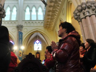 Mọi người cầu nguyện trong Thánh lễ tại Nhà thờ St. Ignatius ở Thượng Hải ngày 16 tháng 12 năm 2017. (Ảnh CNS / Zhong Yang, Reuters)