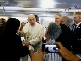 Giáo hoàng Francis chào đón các nhà báo trên chuyến bay từ Rome đến Maputo, Mozambique, ngày 4 tháng 9 (Ảnh: CNS/ Paul Haring)