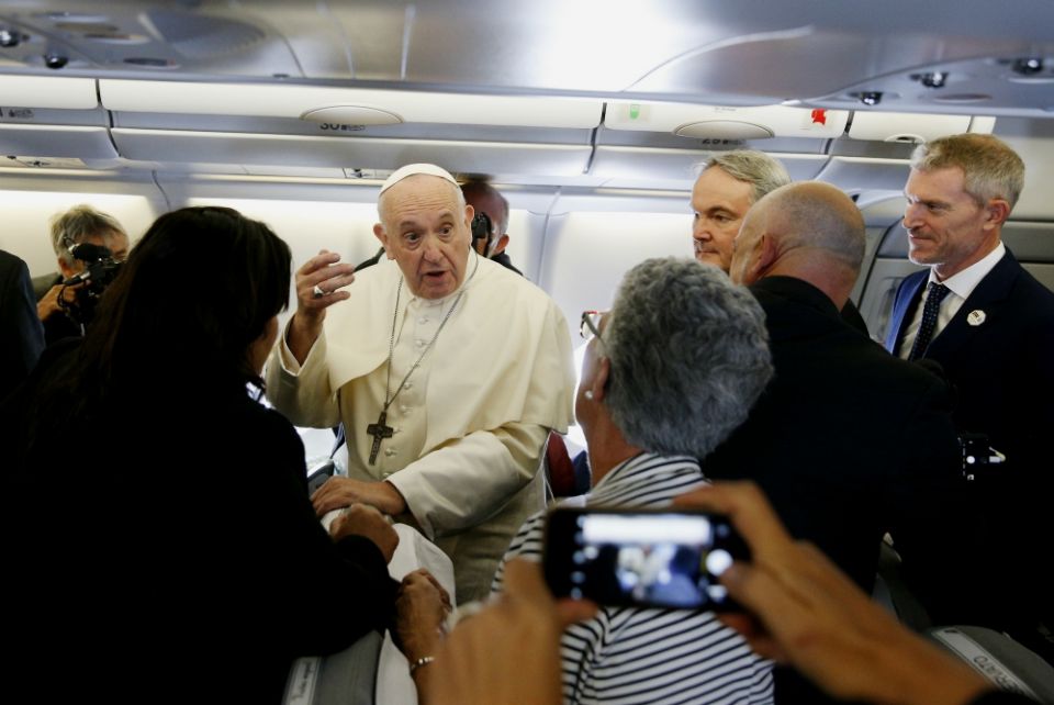 Giáo hoàng Francis chào đón các nhà báo trên chuyến bay từ Rome đến Maputo, Mozambique, ngày 4 tháng 9 (Ảnh: CNS/ Paul Haring)
