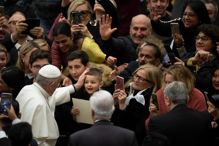 Đức Giáo Hoàng Phanxicô đến gặp khán giả chung của mình tại hội trường Paul VI tại Vatican ngày 22 tháng 1 năm 2020. (Ảnh CNS / Yara Nardi, Reuters)