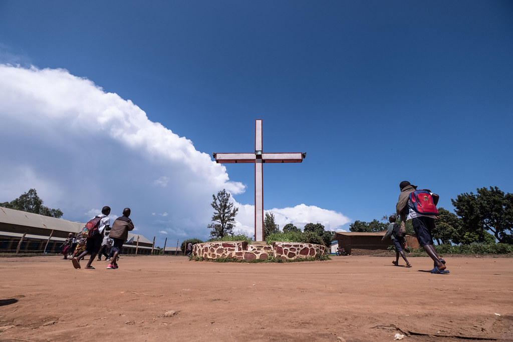 Trẻ em trên đường đến trường ở Bunia, DRC. Ảnh của Tommy Trenchard / Caritas