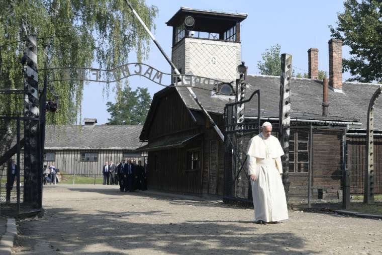 Đức Giáo Hoàng Phanxicô cầu nguyện tại Auschwitz ngày 29 tháng 7 năm 2016. Tín dụng: Vatican Media.