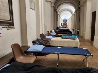 Một nơi trú ẩn mới cho người vô gia cư được mở tại Rome trong Nhà thờ Stigmata của Thánh Phanxicô, mở cửa 24 giờ cho những người cần một bàn tay giúp đỡ hoặc một nơi để cầu nguyện. (Tín dụng: Ines San Martin / Crux.)