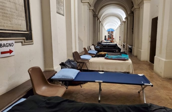 Một nơi trú ẩn mới cho người vô gia cư được mở tại Rome trong Nhà thờ Stigmata của Thánh Phanxicô, mở cửa 24 giờ cho những người cần một bàn tay giúp đỡ hoặc một nơi để cầu nguyện. (Tín dụng: Ines San Martin / Crux.)