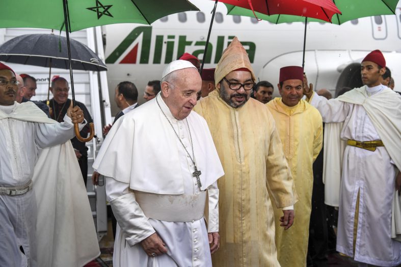 Đức Giáo hoàng Phanxicô được chào đón bởi Quốc vương Mohammed VI của Ma-rốc, sau khi rời khỏi máy bay của ông tại Sân bay Quốc tế Rabat-Sale gần thủ đô Rabat, Thứ Bảy, ngày 30 tháng 3 năm 2019. Đức Phanxicô đến Ma-rốc trong một chuyến đi nhằm làm nổi bật truyền thống Kitô giáo của quốc gia Bắc Phi Quan hệ -Muslim, đồng thời cho phép anh ta thể hiện tình đoàn kết với những người di cư ở cửa châu Âu và có xu hướng thành một đàn Công giáo nhỏ (Ảnh: Fadel Senna)