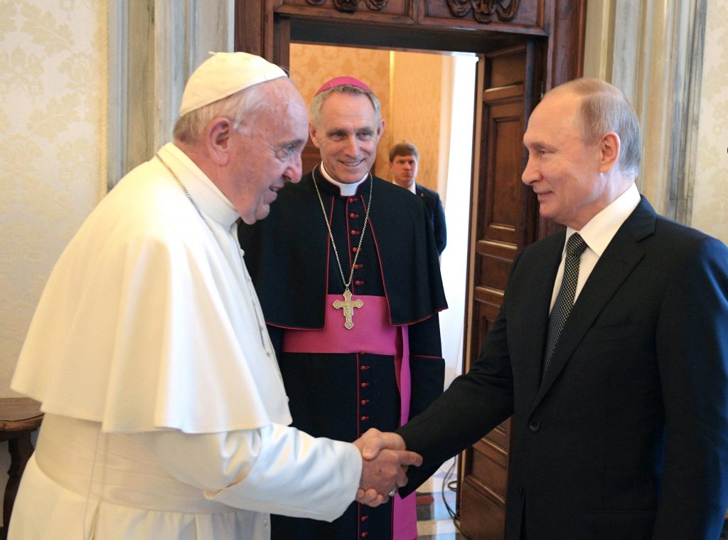 Giáo hoàng Francis và Tổng thống Nga Vladimir Putin bắt tay nhân dịp khán giả riêng của họ tại Vatican, Thứ Năm, ngày 4 tháng 7 năm 2019. (Tín dụng: Alexei Druzhinin, Sputnik, Kremlin)