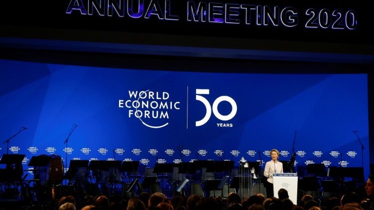 Chủ tịch Ủy ban châu Âu, bà Ursula von der Leyen, phát biểu tại Diễn đàn kinh tế thế giới ở Davos.