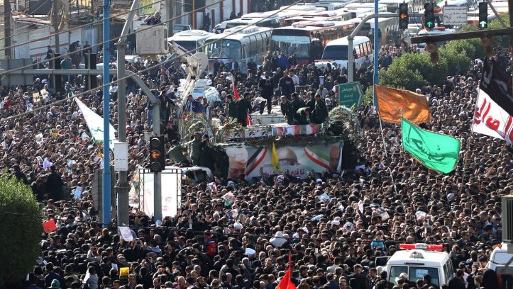 Đám đông vây quanh quan tài của Tướng Soleimani tại thành phố Ahvaz của Iran
