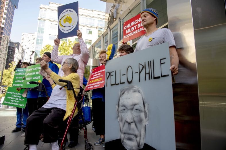 Người biểu tình giữ bảng hiệu bên ngoài Tòa án Hạt nơi Đức Hồng y George Pell sẽ đến Melbourne, Úc, Thứ Tư, ngày 27 tháng 2 năm 2019 (Tín dụng: Ảnh AP / Andy Brownbill)
