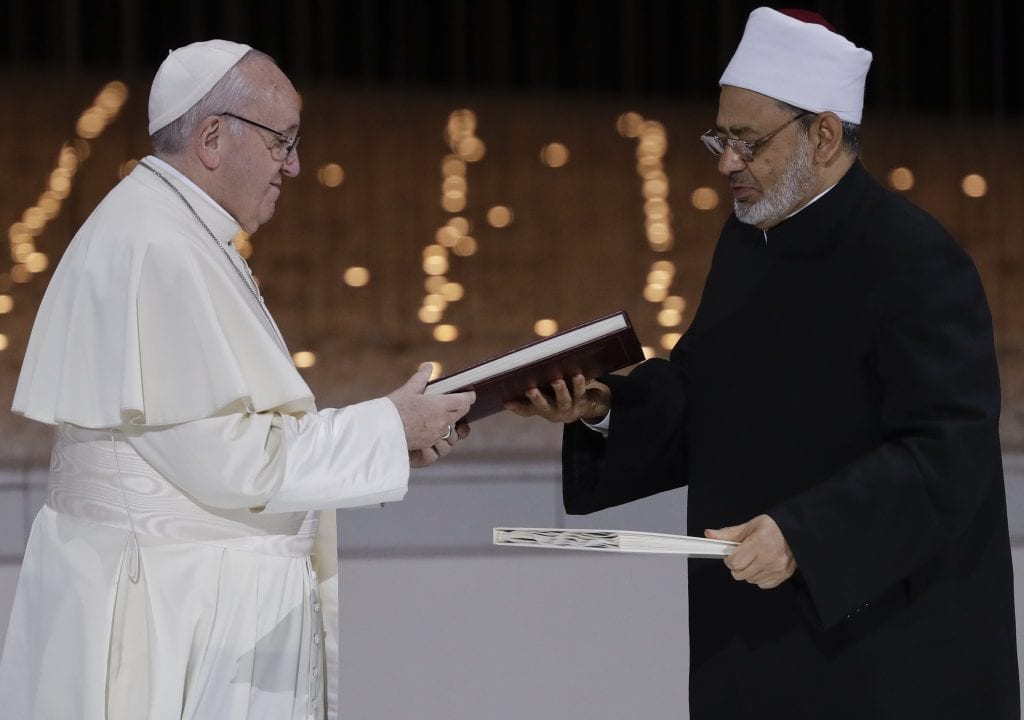Đức Giáo hoàng Phanxicô, trái, và Sheikh Ahmed el-Tayeb, đại vương của Ai Cập Al-Azhar, đã trao đổi một tuyên bố chung về tình huynh đệ của con người, sau một cuộc họp liên tôn tại Đài tưởng niệm người sáng lập ở Abu Dhabi, Các tiểu vương quốc Ả Rập thống nhất, Thứ Hai, Tháng Hai. 4, 2019. (Tín dụng: Ảnh AP / Andrew Medichini.)