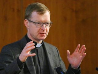 Cha dòng Tên Hans Zollner, một quan chức hàng đầu của Vatican đối phó với lạm dụng tình dục giáo sĩ trong nhà thờ, nói về cuộc khủng hoảng với khán giả vào ngày 29 tháng 1 năm 2020, tại Đại học Villanova ở Pennsylvania. (Ảnh CNS / Sarah Webb, CathPhilly.com)