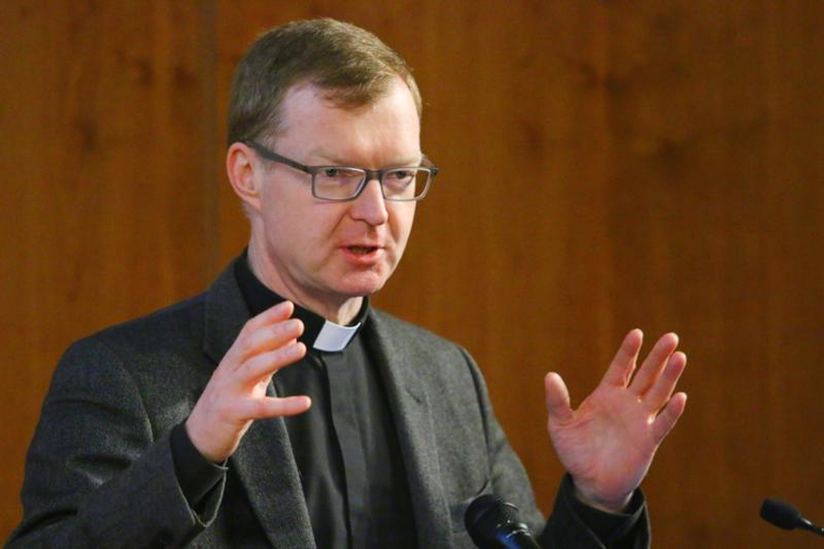 Cha dòng Tên Hans Zollner, một quan chức hàng đầu của Vatican đối phó với lạm dụng tình dục giáo sĩ trong nhà thờ, nói về cuộc khủng hoảng với khán giả vào ngày 29 tháng 1 năm 2020, tại Đại học Villanova ở Pennsylvania. (Ảnh CNS / Sarah Webb, CathPhilly.com)
