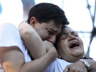 Graciela Sosa và chồng cô Silvino Baez khóc vì đứa con trai đã chết của họ, ông Fernado Baez Sosa bên ngoài Quốc hội Argentina, nơi nhiều người tụ tập để kêu gọi công lý một tháng sau vụ giết chết cô gái 19 tuổi. Ảnh chụp ngày 18 tháng 2 năm 2020. (Tín dụng: AP / Natacha Pisarenko)
