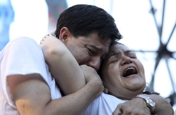 Graciela Sosa và chồng cô Silvino Baez khóc vì đứa con trai đã chết của họ, ông Fernado Baez Sosa bên ngoài Quốc hội Argentina, nơi nhiều người tụ tập để kêu gọi công lý một tháng sau vụ giết chết cô gái 19 tuổi. Ảnh chụp ngày 18 tháng 2 năm 2020. (Tín dụng: AP / Natacha Pisarenko)