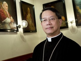 O novo bispo de Macau, Stephen Lee, receia fecho de universidade católica de Macau por falta de alunos da China, 22 de fevereiro de 2016. Há muito que a Universidade de São José (USJ) negoceia com o Governo central para poder receber alunos da China continental, que representam parte significativa do corpo estudantil da maioria dos estabelecimentos de ensino superior de Macau. (ACOMPANHA TEXTO DE 29 DE FEVEREIRO DE 2016). CARMO CORREIA/LUSA