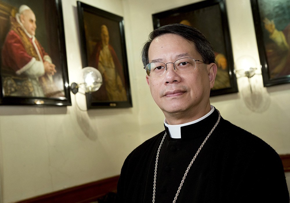 O novo bispo de Macau, Stephen Lee, receia fecho de universidade católica de Macau por falta de alunos da China, 22 de fevereiro de 2016. Há muito que a Universidade de São José (USJ) negoceia com o Governo central para poder receber alunos da China continental, que representam parte significativa do corpo estudantil da maioria dos estabelecimentos de ensino superior de Macau. (ACOMPANHA TEXTO DE 29 DE FEVEREIRO DE 2016). CARMO CORREIA/LUSA