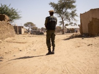 Một người lính Burkinabe tuần tra tại một ngôi làng phía đông bắc (AFP hoặc người cấp phép)