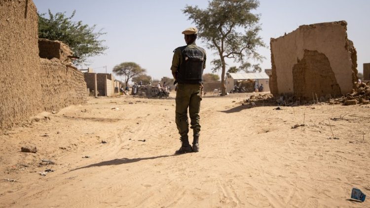 Một người lính Burkinabe tuần tra tại một ngôi làng phía đông bắc (AFP hoặc người cấp phép)