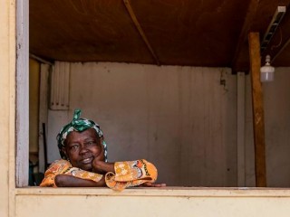 Một phụ nữ di dời nội bộ tạo dáng tại một cửa sổ ở Cameroon (AFP hoặc người cấp phép)