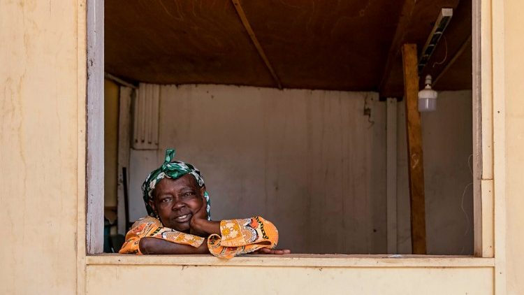 Một phụ nữ di dời nội bộ tạo dáng tại một cửa sổ ở Cameroon (AFP hoặc người cấp phép)