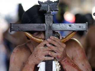 Một hối nhân hôn một cây thánh giá khi anh ta tham gia vào một ngày Thứ Sáu Tuần Thánh tại Manila, Philippines, ngày 25 tháng 3 năm 2016. Giữa những lo ngại tiếp tục về sự lây lan của coronavirus, người Công giáo ở Philippines đã được yêu cầu không hôn hoặc chạm vào thập tự giá khi họ tôn vinh nó vào Thứ Sáu Tuần Thánh, năm nay là ngày 10 tháng Tư (Tín dụng: Ezra Acayan, Reuters qua CNS)
 
tháng
Bản dịch của tháng
Danh TừTần suất
month
tháng